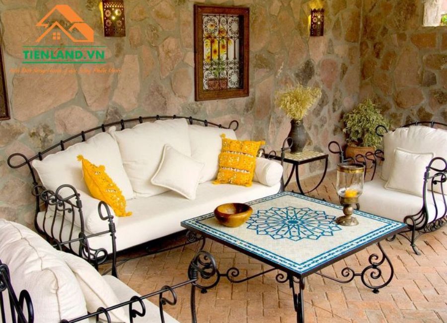 Ghế sofa sắt mỹ nghệ đẹp mắt, sang trọng phù hợp với những không gian phòng khách hướng ra sân vườn.