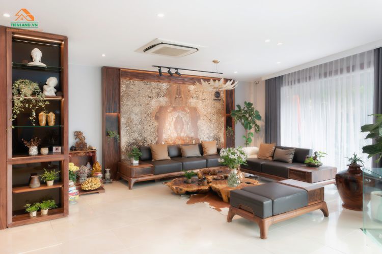 Phòng khách với màu chủ đạo là màu trắng, kết hợp cùng cây xanh tạo nên không gian vô cùng thoáng mát và ngập tràn năng lượng