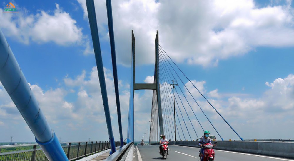 Cầu Mỹ Thuận nâng tầm cảnh quan khu vực và thu hút đông đảo khách du lịch ghé thăm