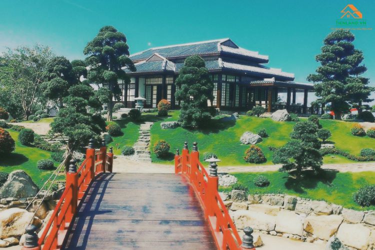  Mẫu nhà vườn Nhật với thiết kế cổ điển, thảm cỏ xanh, đá, cây cầu bắc qua sông, cùng kiến trúc nhà ở điển hình tại Nhật Bản