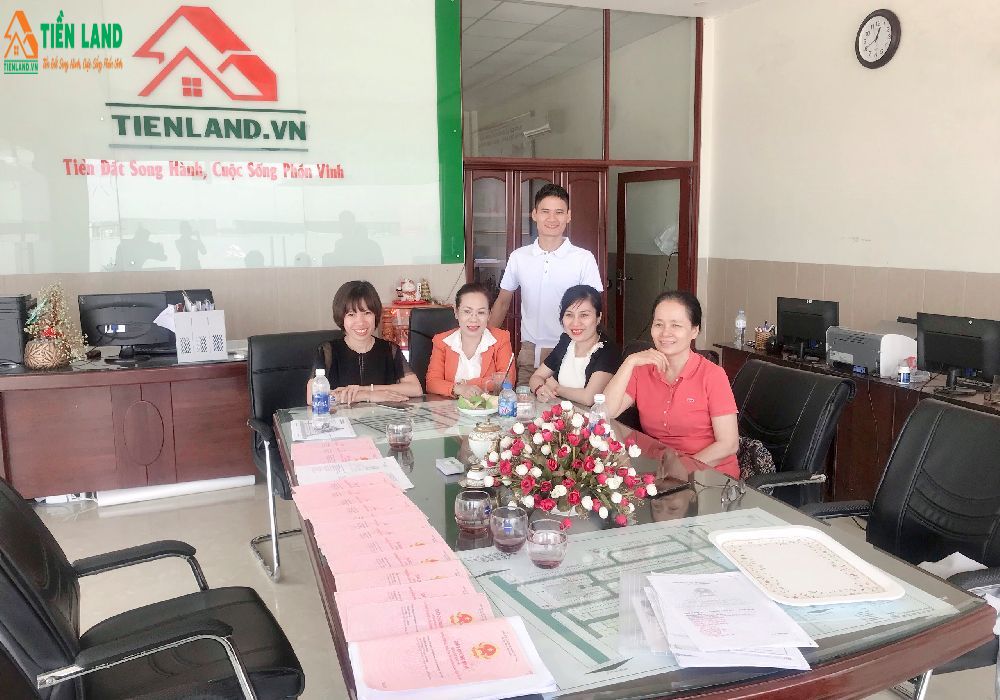 Khách hàng đang đợi nhận sổ.