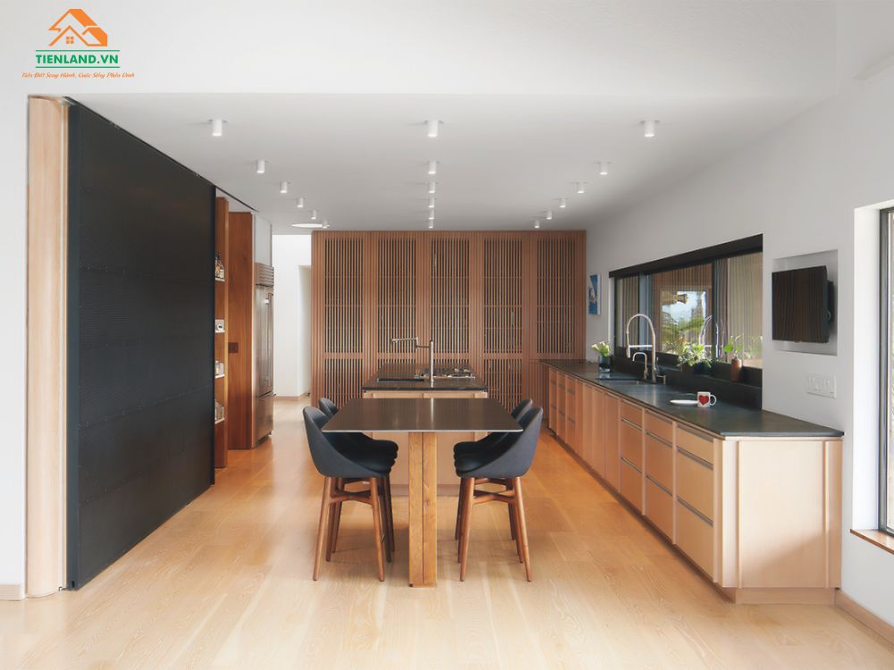 Không gian phòng bếp tối giản hết mức với nội thất từ gỗ và gam màu tối huyền bí