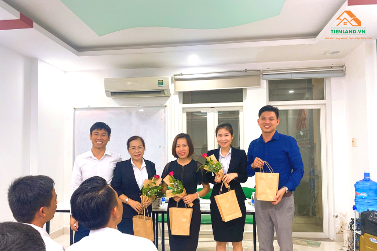 Ban lãnh đạo công ty đại diện tặng hoa và quà nhân dịp ngày Phụ nữ Việt Nam