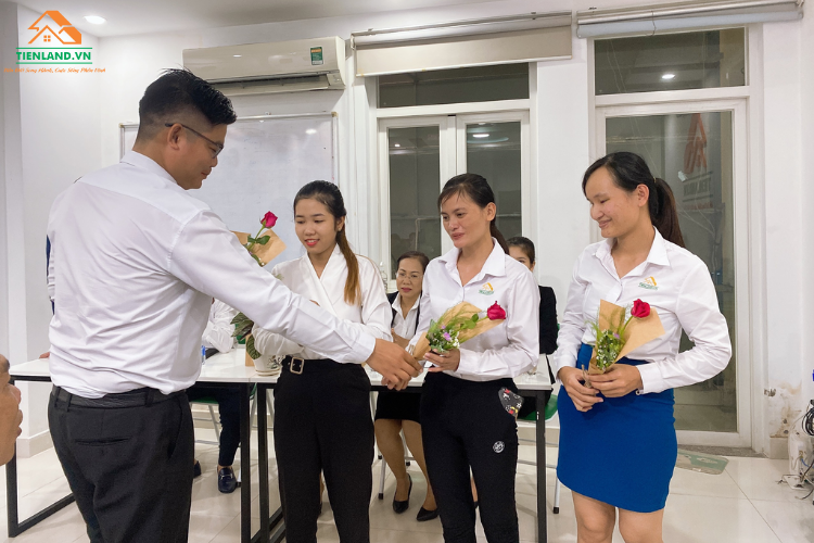 Toàn thể nhân viên nữ được nhận những bông hoa tươi thắm từ các nhân viên nam trong công 