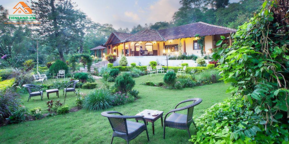 Không gian rộng lớn cùng với những bộ bàn ghế được trưng ra để tiện cho việc ngắm cảnh và thưởng ngoạn