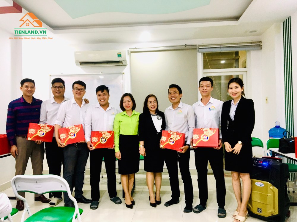 Ban Lãnh Đạo Tiện Land trao bánh Trung thu tận tay và gửi lời chúc ý nghĩa đến toàn bộ nhân viên trong công ty