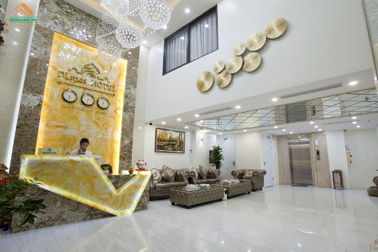  Không gian sảnh nhỏ gọn với gam màu trắng, tạo hiệu ứng rộng rãi và thông thoát hơn cho sảnh khách sạn